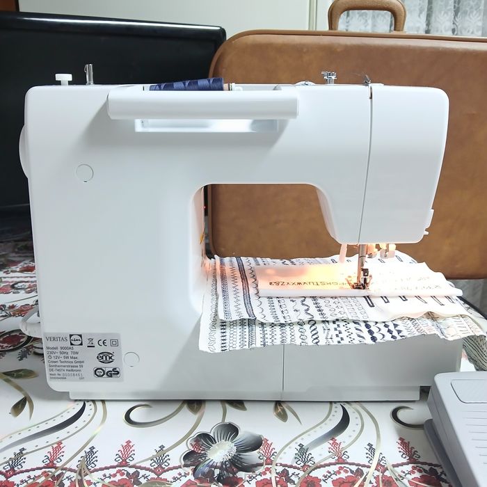 Masina de cusut VERITAS cu butoniera automata dintr-un singur pas
