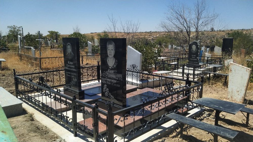 Памятники на века.