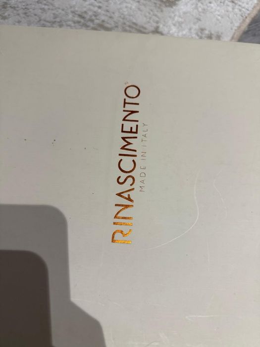 Продам кроссовки женские