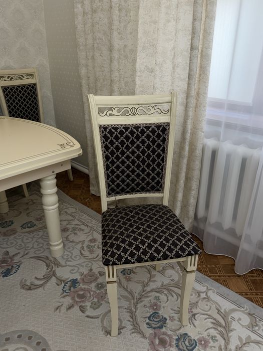 Стол и стулья для гостиной, б/у