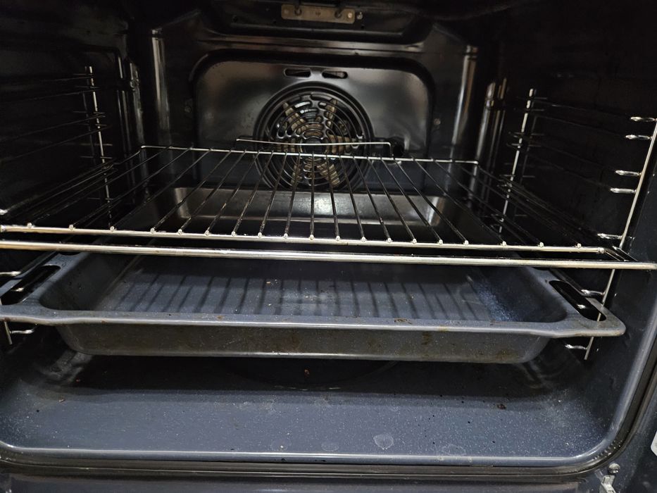 Продам духовку Indesit