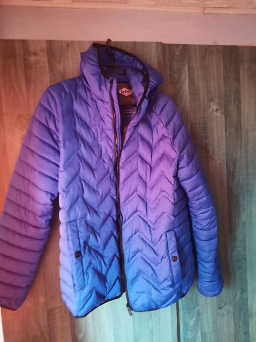 Vând geaca Lee cooper