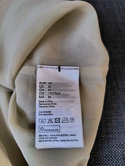 Top mărimea 42 de la H&M. Este nou.