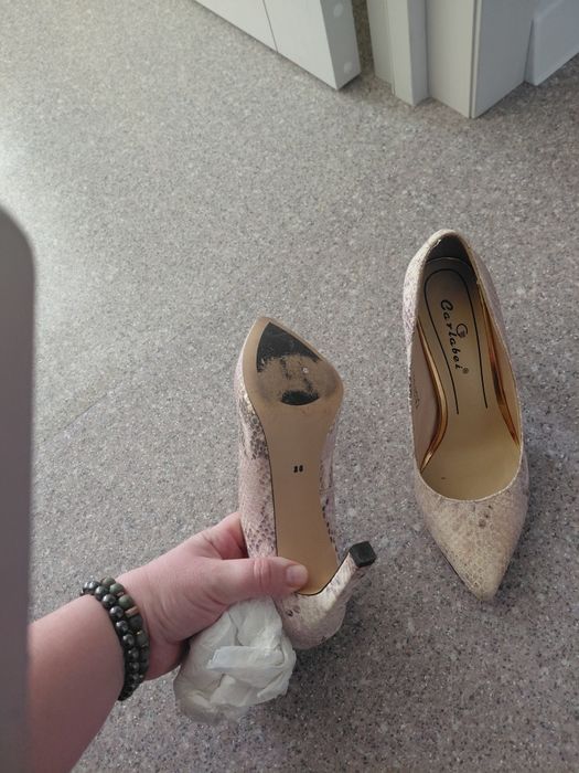 Продам женские туфли