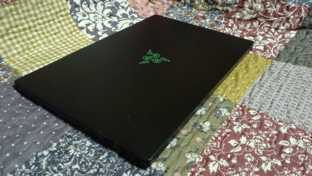 Razer Blade 15 - i7 9750H | RTX 2080 Max Q 8GB vRAM | 32GB DDR4 | 512GB SSD | 240HZ FHD 15.6"