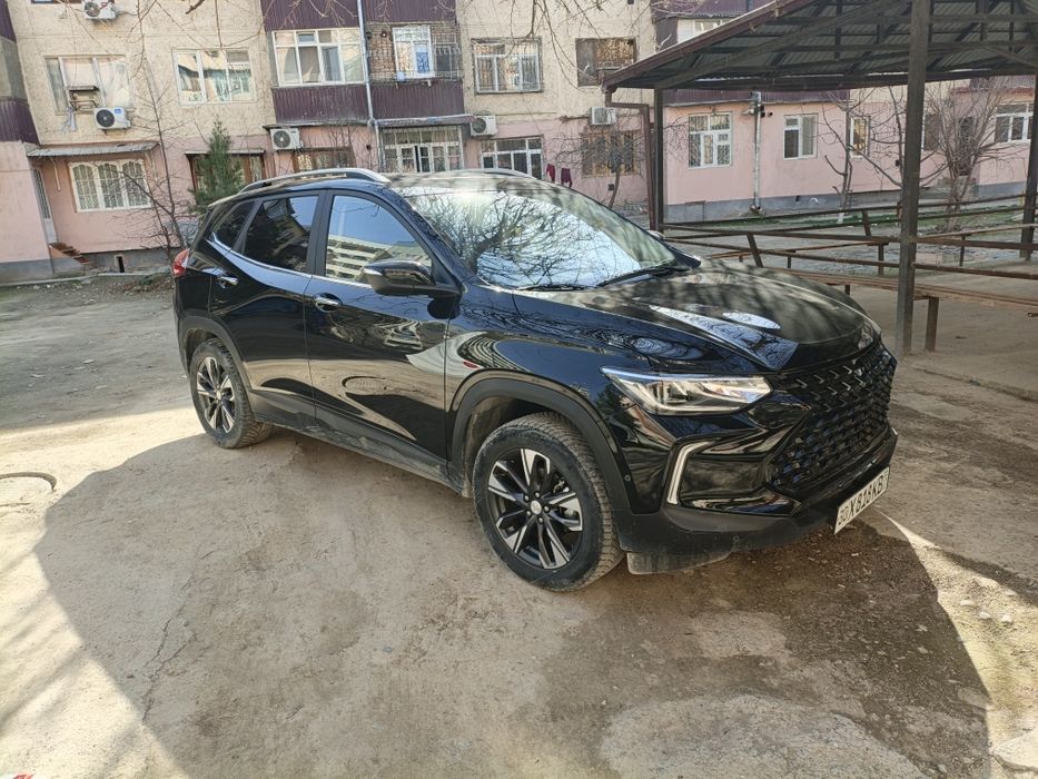 Qora treker sotiladi