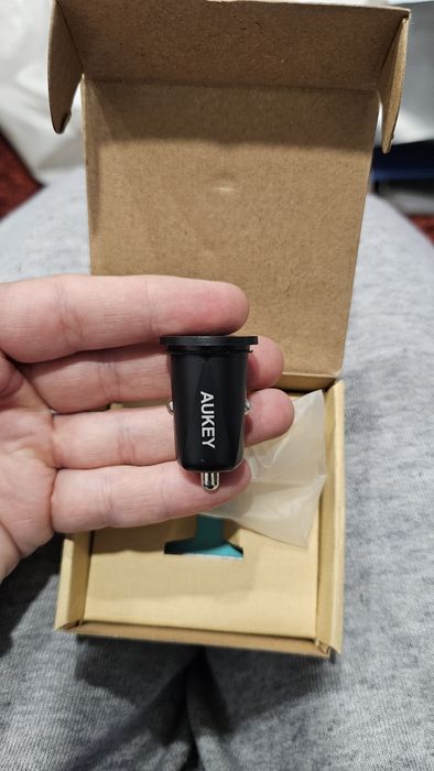 Vand incarcator de masina, microfon de birou, lanterna breloc