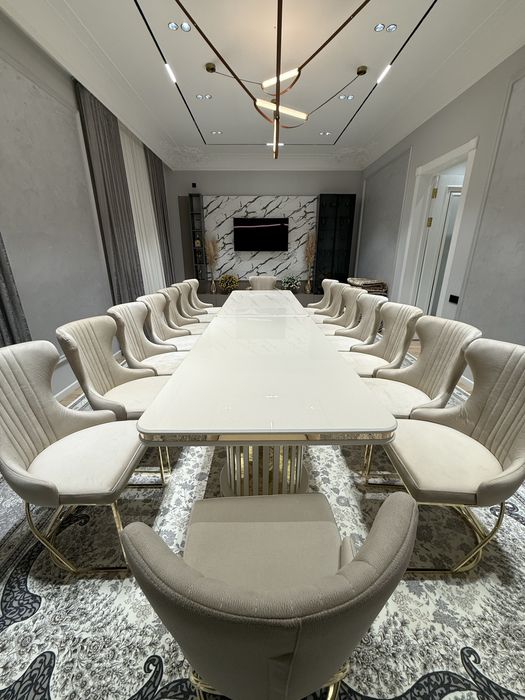 Стол со стульями на 16 персон