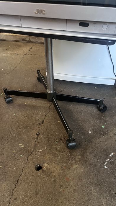 Телевизор цветной со стойкой.