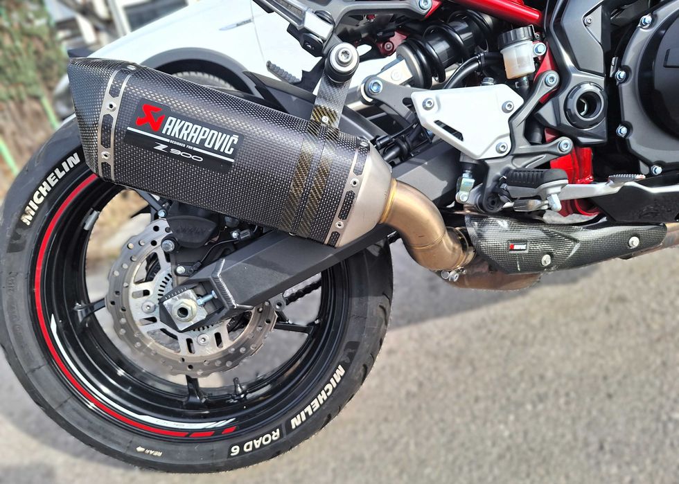 Kawasaki Z900 Akrapovic Performance 2023