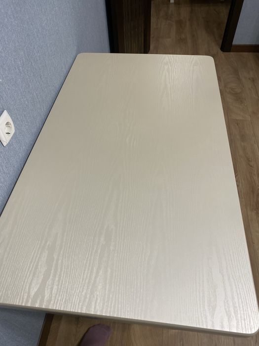 Кухонный стол из дерева