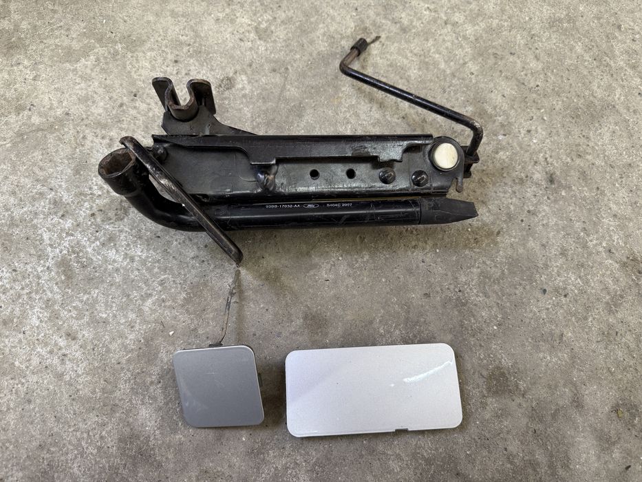 Cric , capace carlig tractare fiesta 2002