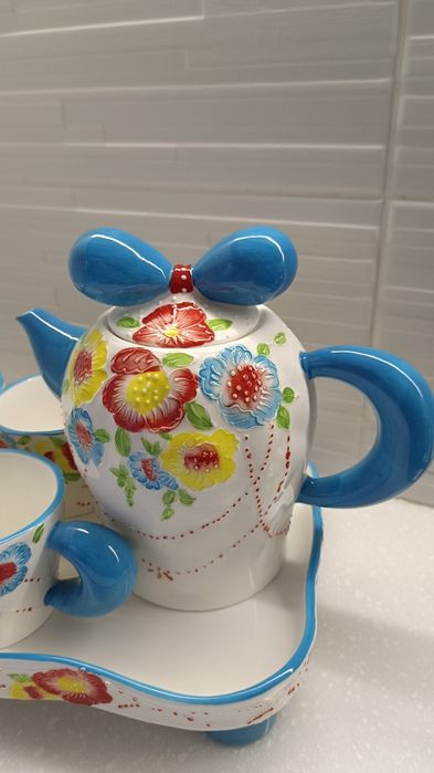 Сервизный набор (чайник+чашки)