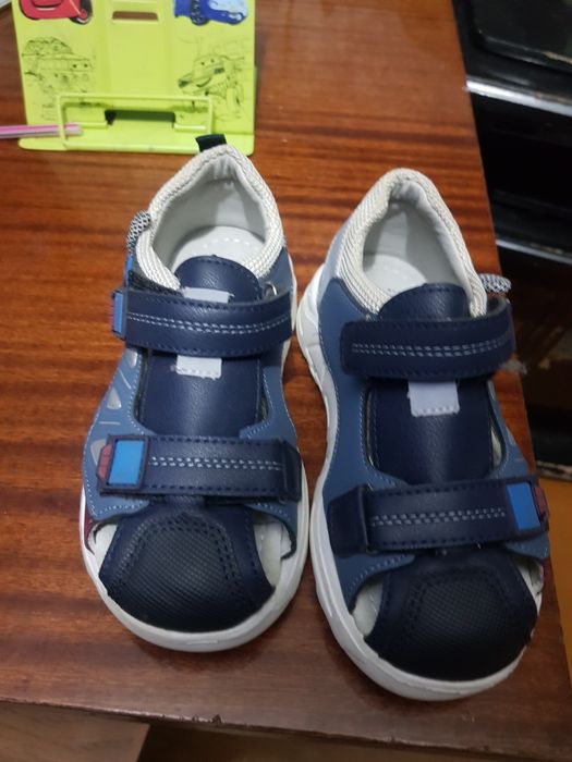 Продам новые сандали для мальчика