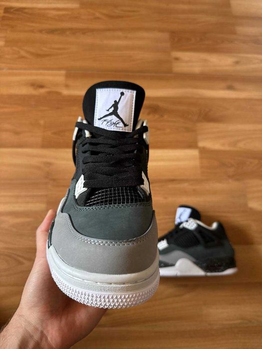 Sneakers Jordan4 cu eticheta (nu Nike, Gucci, Adidas, Balenciaga)