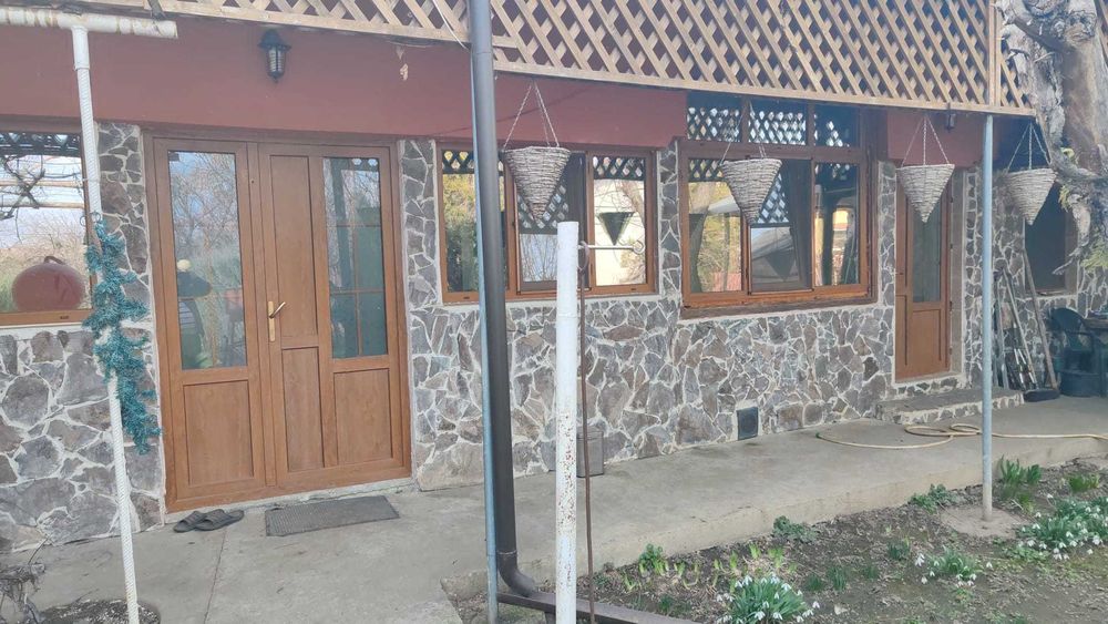 Casă solidă de vânzare în Tecuci 6 camere, 720 mp teren, central