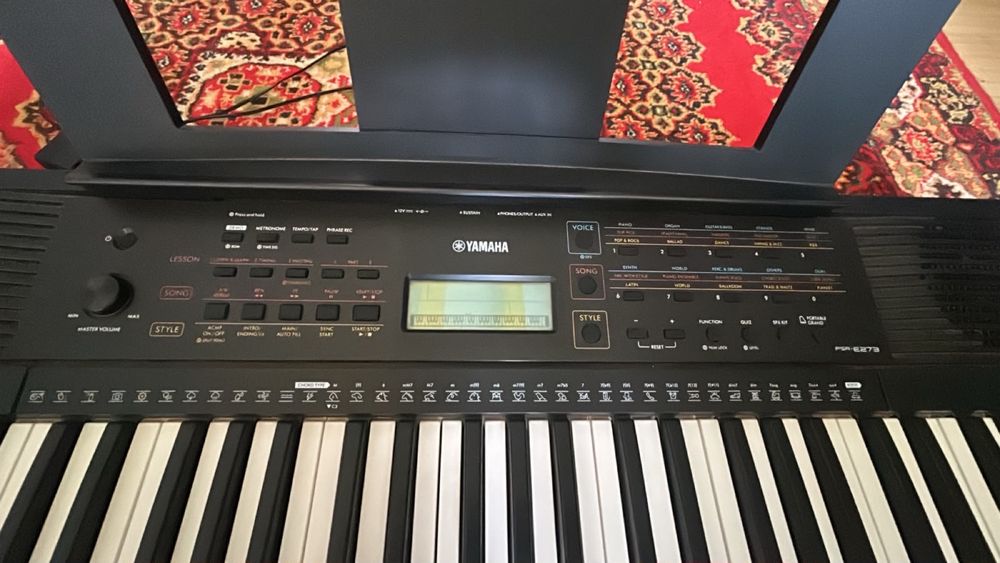 Синтезатор YAMAHA.