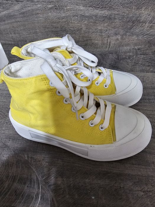 Кеды (35) и кроссовки (36), б/у, по 50 тысяч.