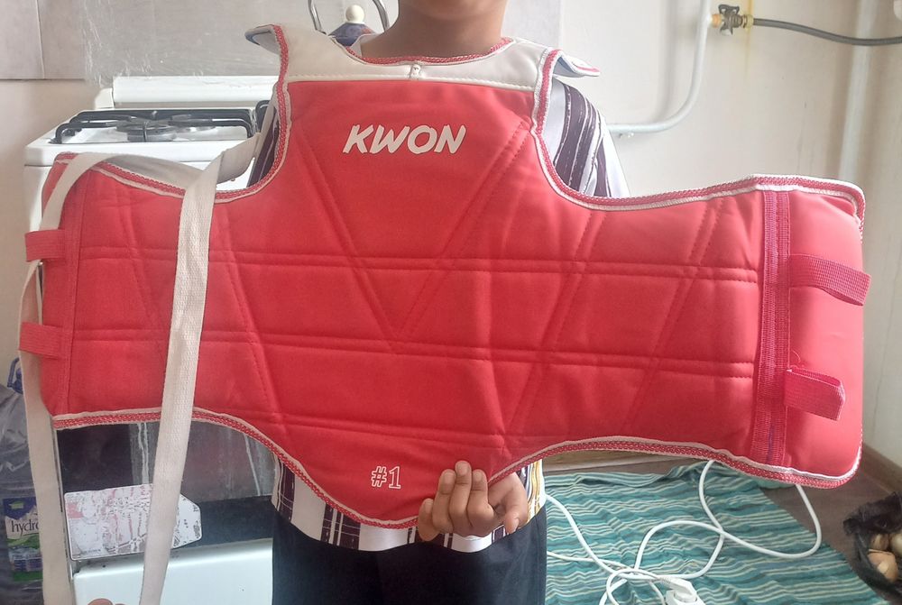 Taikwondo shlem bilan himoya qalqoni  oyoq kiyimiyam bor 29 razmer