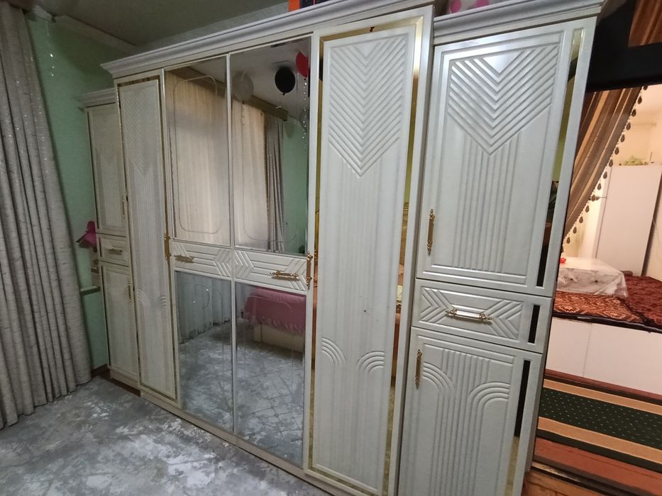 Spalniy garnitur sotiladi