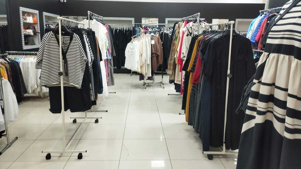 Продам тумбы и стол и вешалки