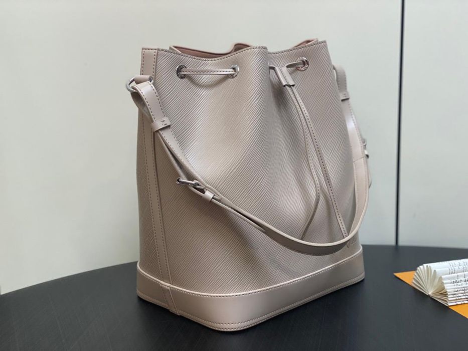 Кожена bucket чанта Louis Vuitton