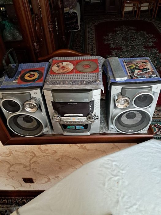 Музыкальный центр LG трех полосное.