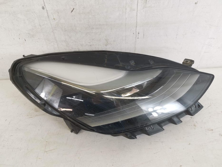 Десен фар Тесла Модел 3/Y / Tesla Model 3/Y Оригинален, повреден