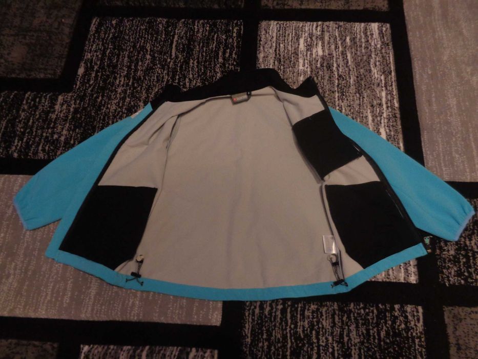 Vand geaca inpermeabila pt SKY.