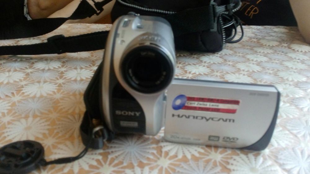 Продавам видео камера сони