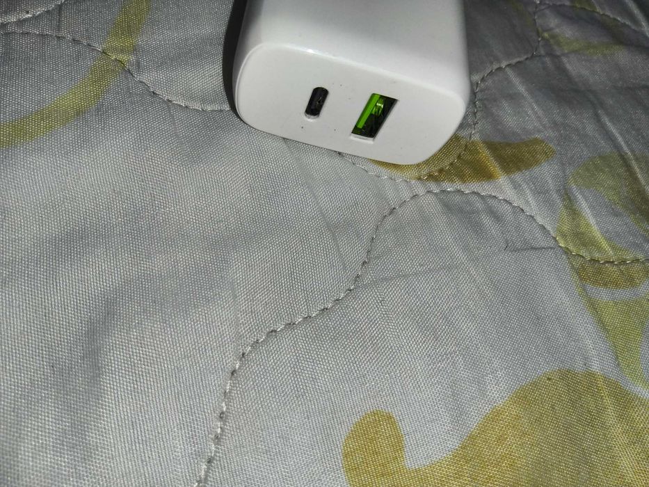 Зарядно с два порта usb -А и usb - C и кабел