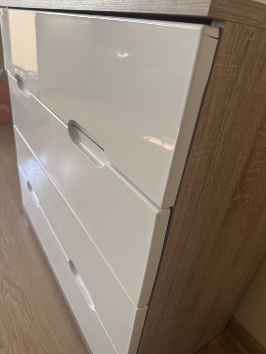 Комод / скрин с 4 чекмеджета и подарък