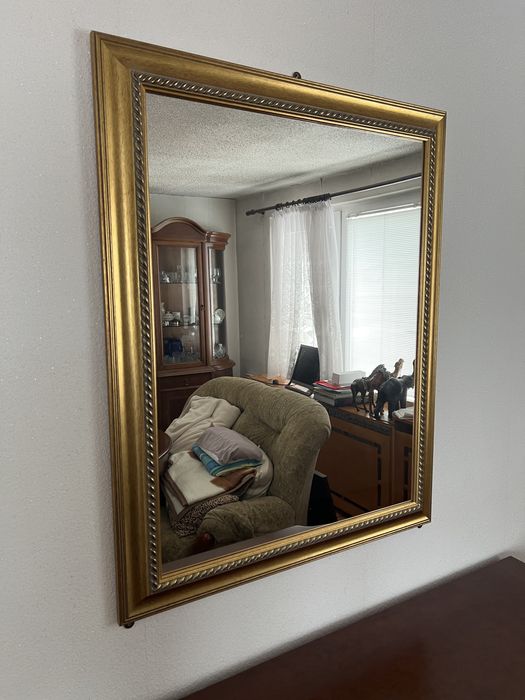 Бутикови мебели от масив