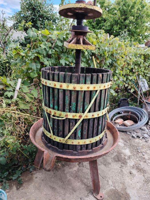 Teasc, presă struguri