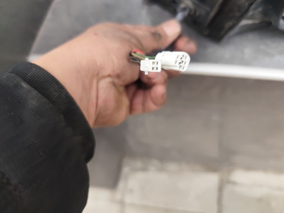 огледало за toyota avensis от 2003 нагоре огледалата се прибират