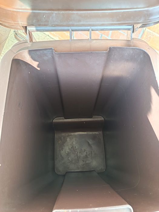 Продам урну на колесиках