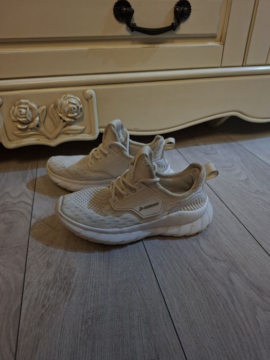 Продам кроссовки ( PUMA, DEMIX, и YEEZY)