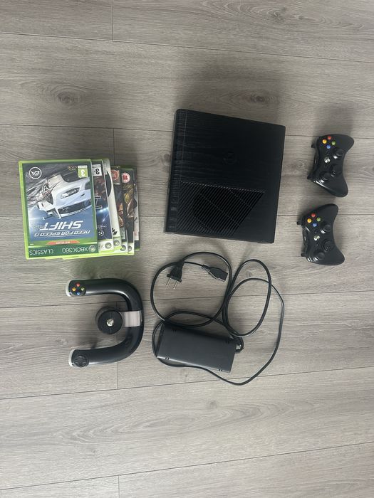 Vand Xbox360 cu controllere!