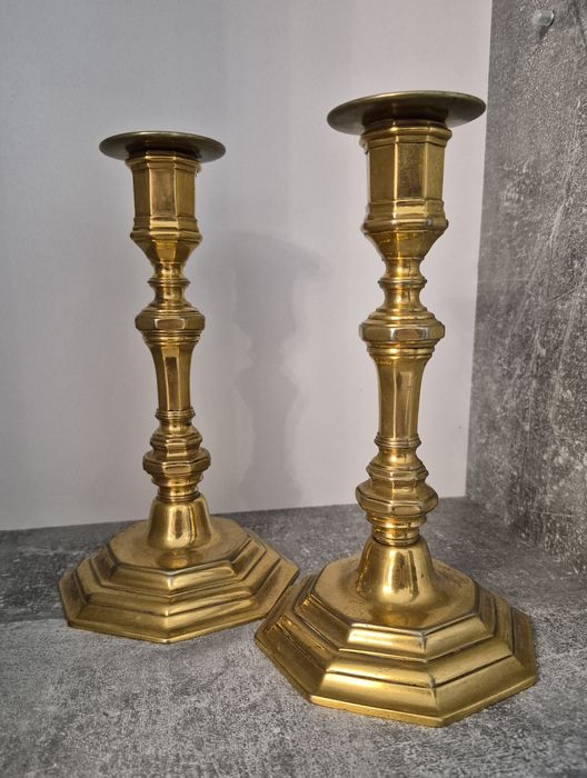 Pereche două sfeșnice vechi din bronz, 22cm, fabricate in Marea Britanie in anii 1970.