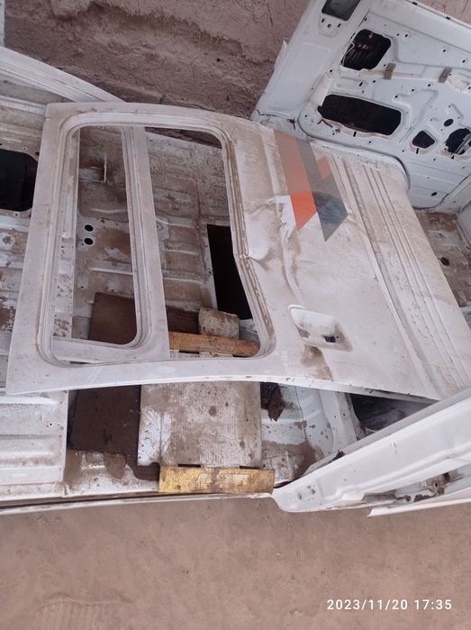 Damas mashinasini kuzovi sotiladi ustiga daraxt sinib tushgan turgan j