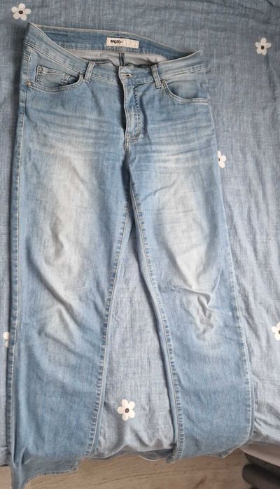 Donez bluza pe gat, blugi si o esarfa