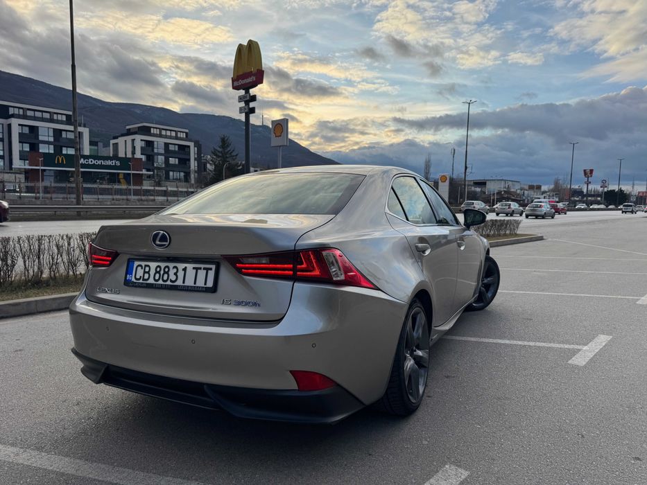 Lexus IS 300h Luxury