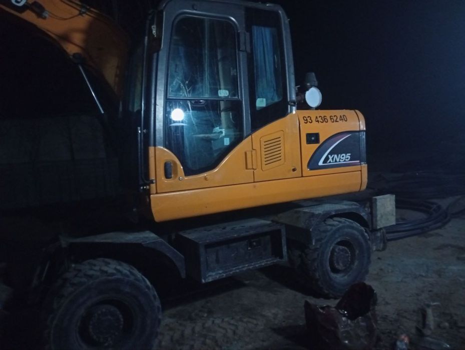 Экскаватор хизмати