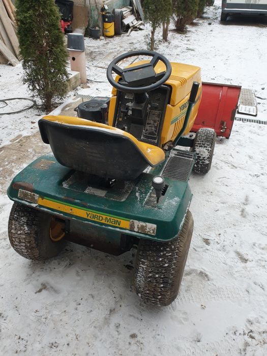 Tractoras de tuns iarba gazon