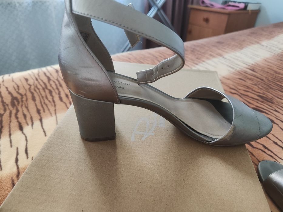 Серебристые босоножки Clarks, размер 38