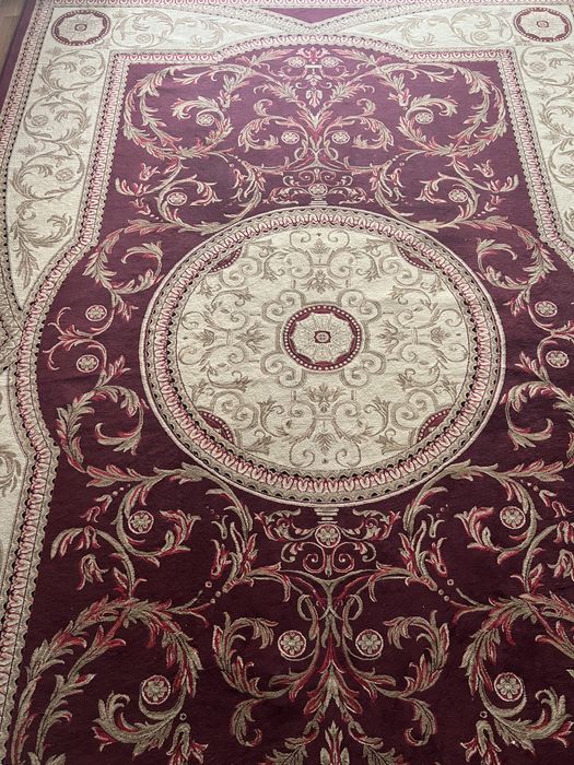 Ковёр шелковый бордового цвета