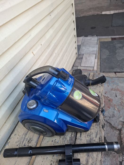 Пылесос Artel для дома.