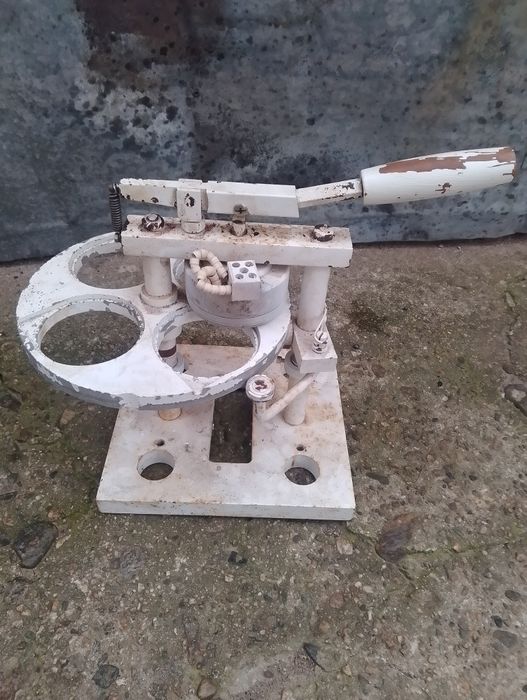 Устройство за запечатване на кофички с фолио