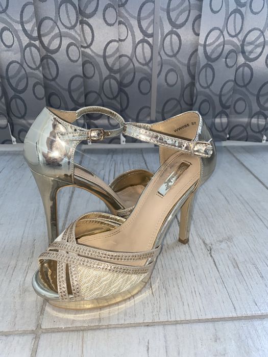 Официални токчета в златист цвят