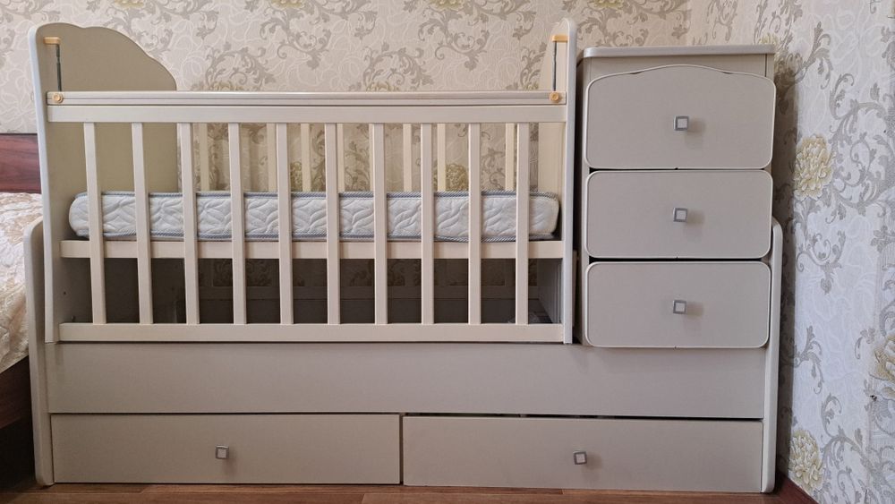 Кровать манеж с камодом, с матрасом